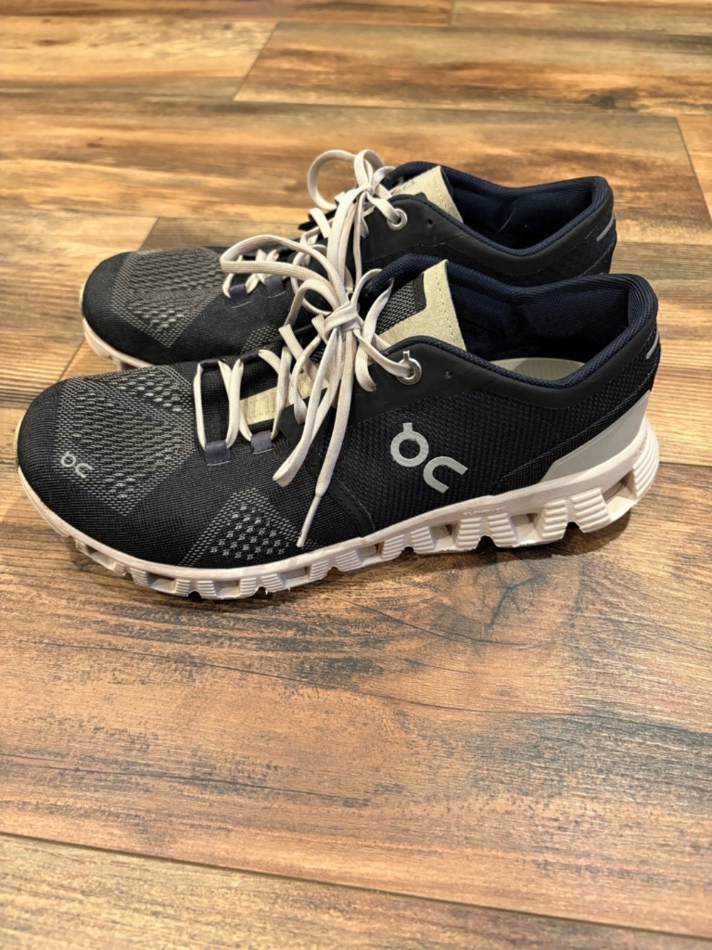 On Running Cloud X Women's athletic running shoes size 7.5